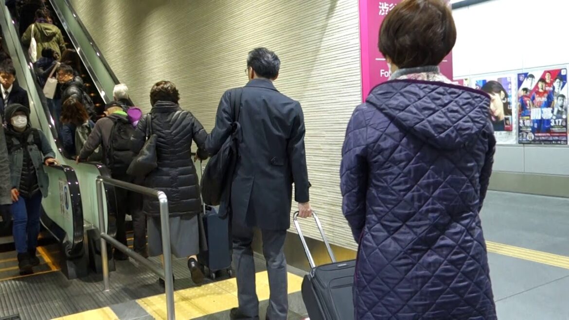下北沢駅 小田急線から井の頭線へ乗り換える