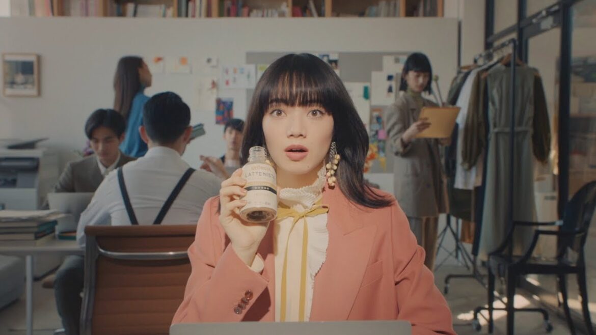 小松菜奈、後味に驚愕！「すご～い」　春らしいピンクジャケット　『ジョージア ラテニスタ カフェラテ』『ジョージア ラテニスタ ビターラテ』新CM「後ミルク」篇