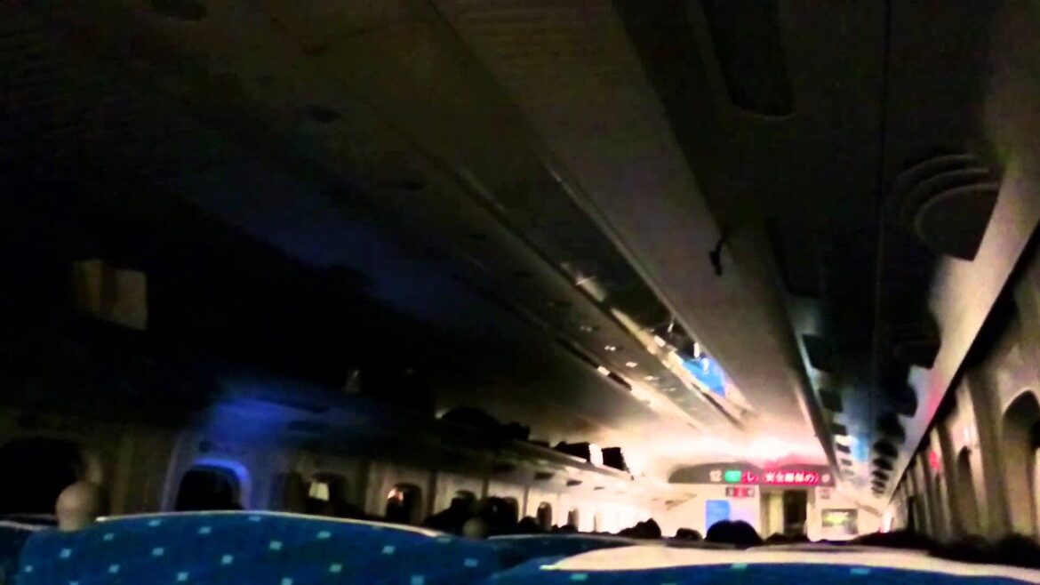 東海道新幹線が停電し、薄暗く・・車内にて【2015/5/30 20時23分頃 小笠原諸島西方沖地震M8.1】