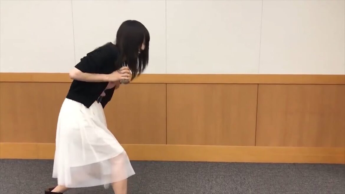 玉遊びしてたら谷間に入り込んじゃって笑っちゃうゆっかー【櫻坂46/菅井友香】