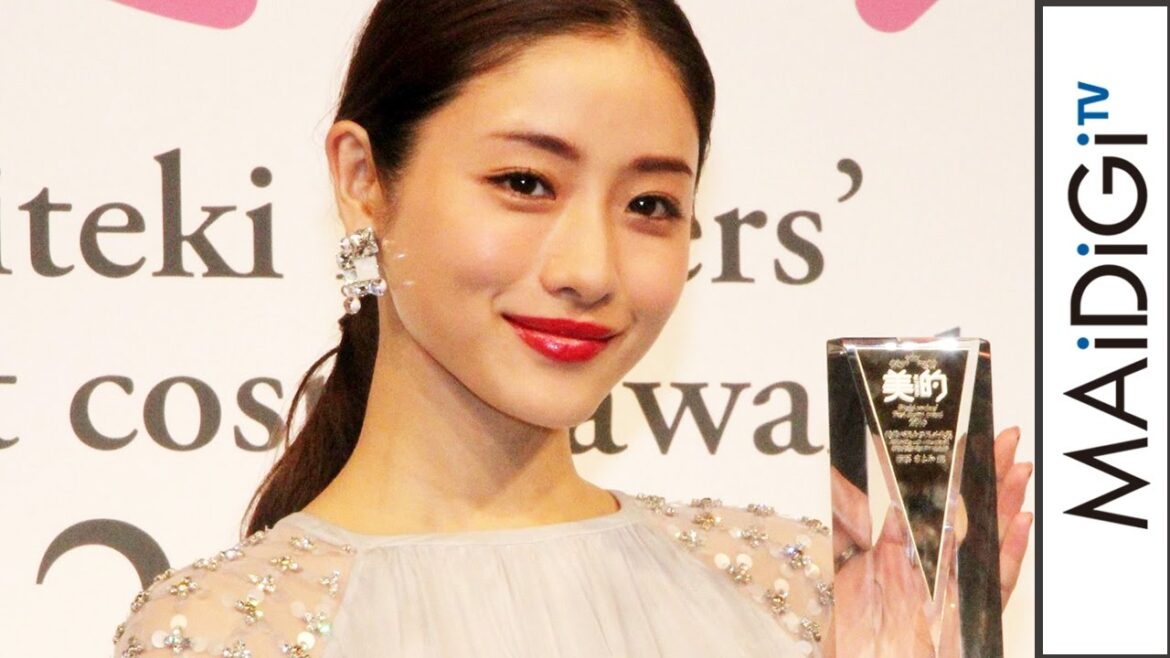 石原さとみ、“なりたい顔”2年連続受賞　「20代最後にすてきな賞」と喜び　2016年度｢美的ベストビューティウーマン｣贈賞式　#Satomi Ishihara　#event