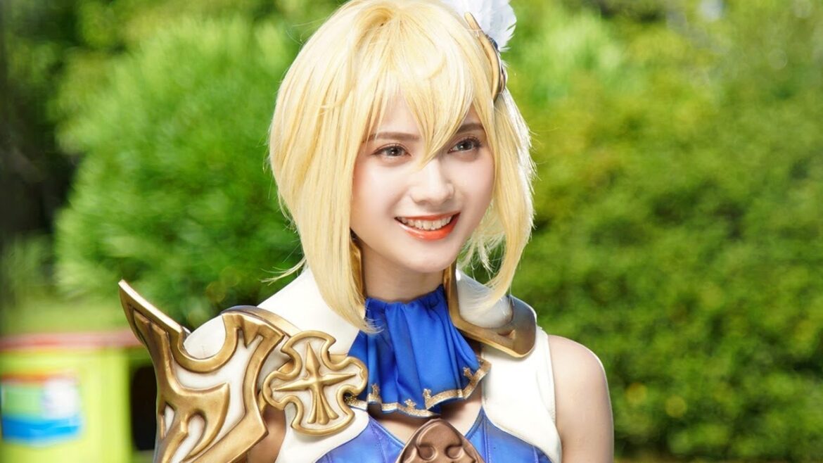 “美形すぎるナース”桃月なしこが「タガタメ」コスプレ披露　CM出演で女騎士カノンに