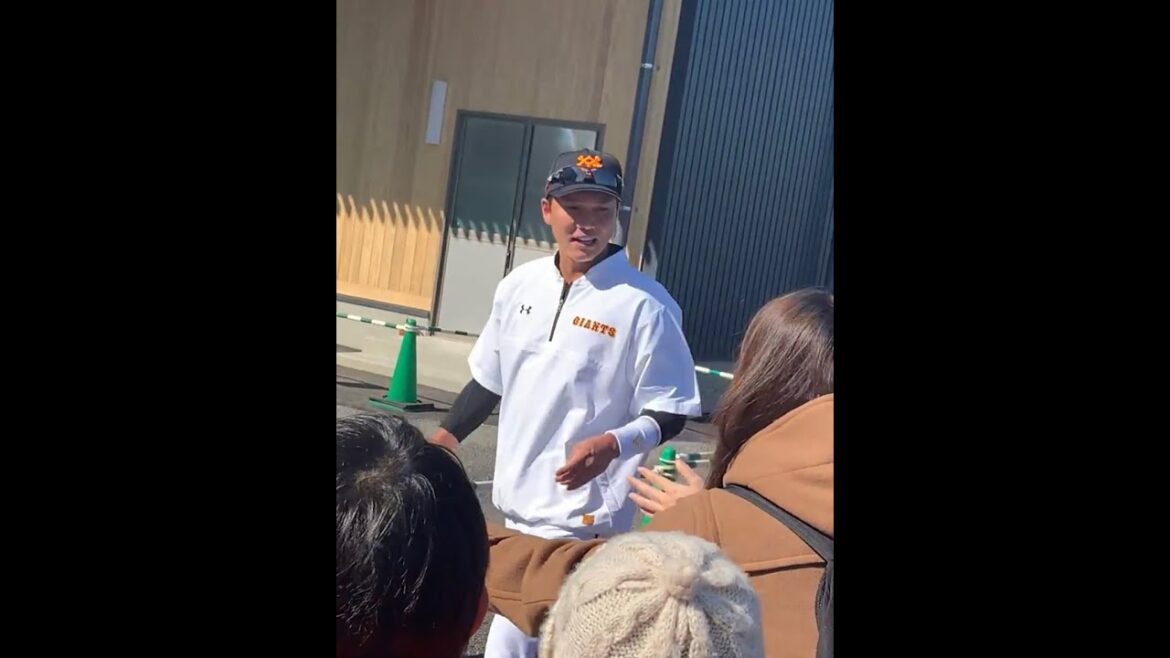 読売ジャイアンツ　坂本勇人 「手汚いから」とハイタッチを断る（宮崎キャンプ）