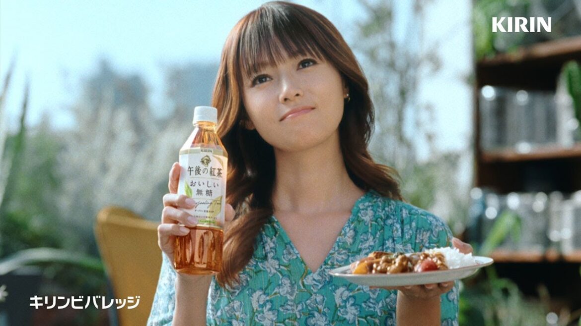 深田恭子、デコルテちら見せ  RADWIMPS「猫じゃらし」起用「キリン 午後の紅茶」新CM