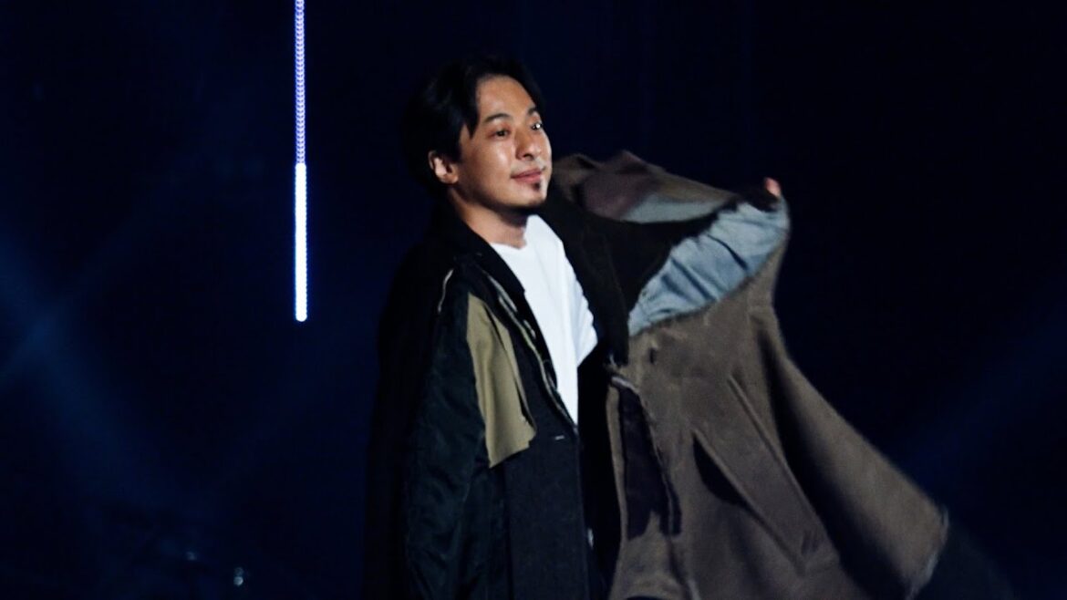 【脱リモート】ひろゆき『TGC』生登場のランウェイに観客驚き “すまし顔”で余裕のウォーキング 『第35回 マイナビ 東京ガールズコレクション 2022 AUTUMN/WINTER』 【脱リモート】ひろゆき『TGC』生登場のランウェイに観客驚き “すまし顔”で余裕のウォーキング 『第35回 マイナビ 東京ガールズコレクション 2022 AUTUMN/WINTER』