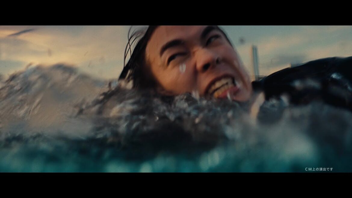 宮沢氷魚、スーツで東京湾を泳ぐ！ボロボロになって体当たり演技　『ボディメンテ ドリンク』新TVCM「努力か才能か」篇