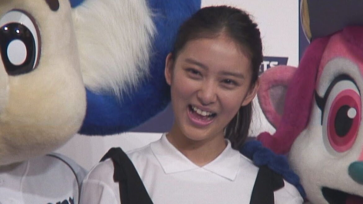 武井咲　始球式でフォーク予告