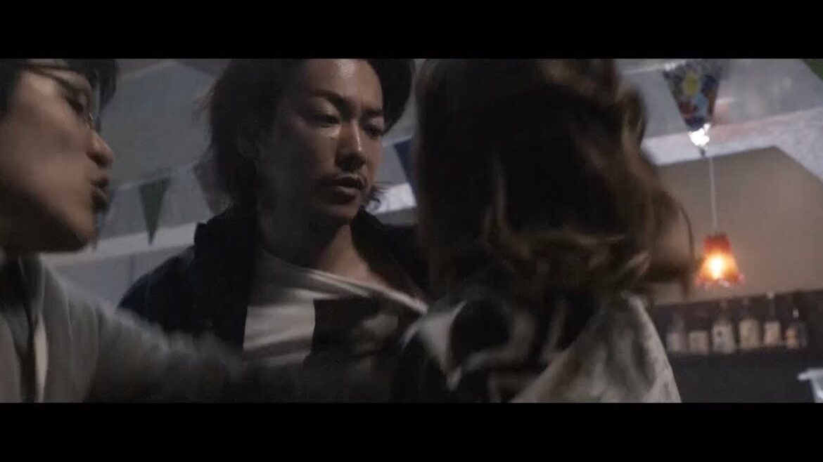 佐藤健＆松岡茉優がつかみ合いの喧嘩！　映画『ひとよ』“三兄妹喧嘩”シーン