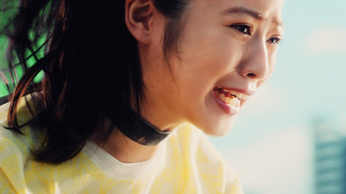 今田美桜、涙ながらに訴える！　巨大化したスーモと一緒に人々救う　SUUMO新CM「巨大スーモと今田さんの初めての住まい探し篇」