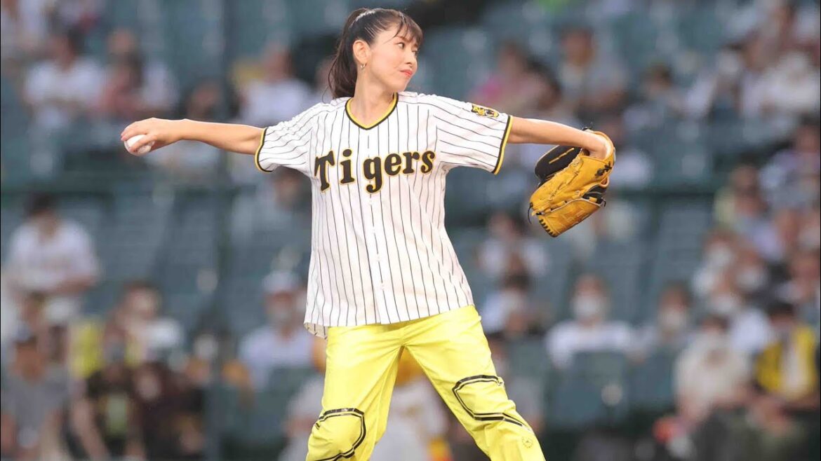 茅原実里さん始球式【涼宮ハルヒの球宴】　藤浪よりコントロールええやんww