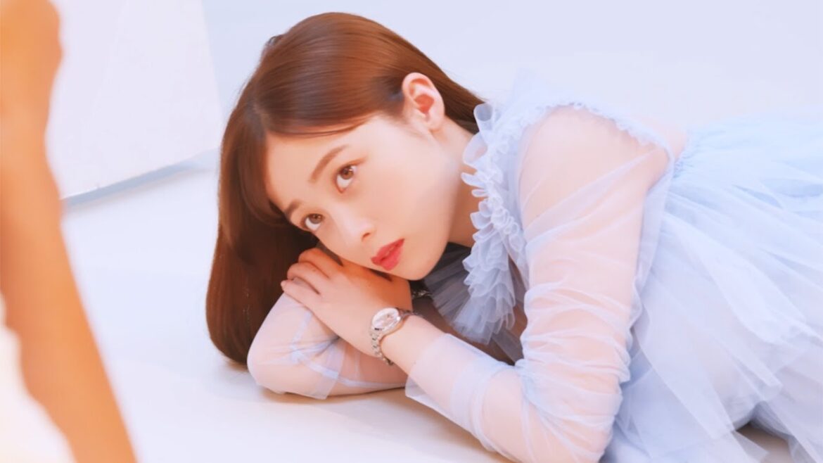 橋本環奈、透け感たっぷり衣装で大人っぽい表情…　「Angel Heart」2022年秋冬コレクションメーキングムービーショートVer.