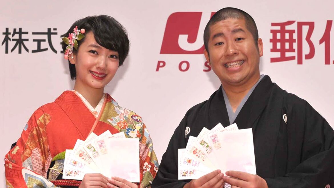 波瑠、ハライチ・沢部が着物姿で登場！「平成27年用お年玉付年賀はがき販売開始セレモニー」(1)