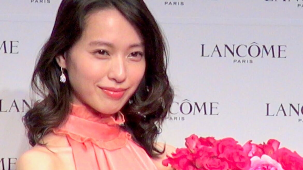 今年30歳の戸田恵梨香、肩出しドレスでエレガントに！／ランコム ミューズ就任記者発表会