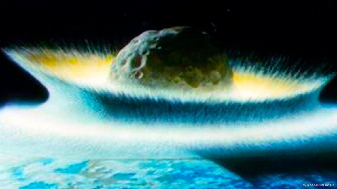小惑星が海に衝突したら、津波が起こるのでしょうか？