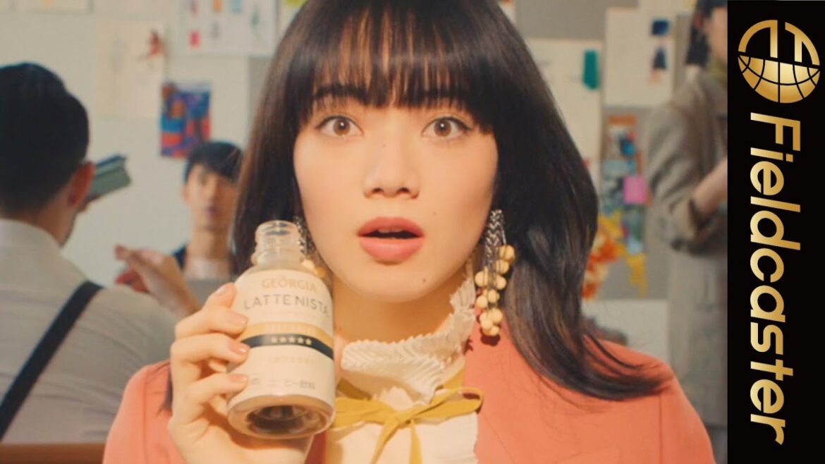 「すご〜い…」小松菜奈、後味に感動！ 春の装いでおしゃれにコーヒーブレイク♪ ＜ジョージア ラテニスタ＞ カフェラテ・ビターラテ 新CM『後ミルク』篇