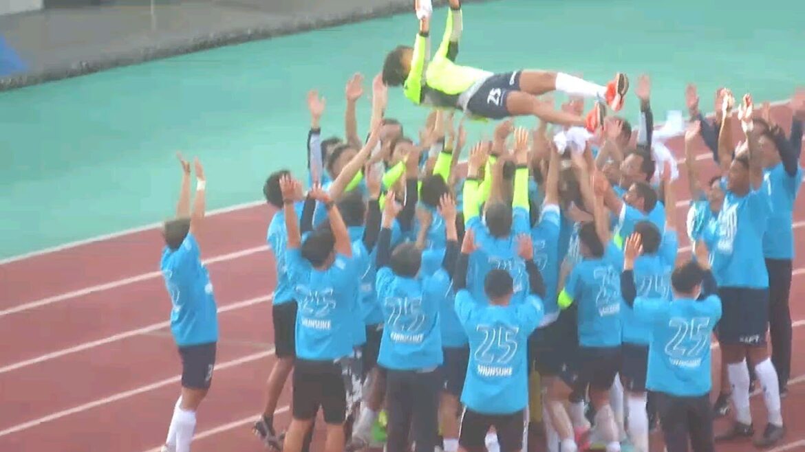 中村俊輔現役ラストゲームを見事逆転勝利で飾り、試合後の胴上げシーン2022/10/23 ロアッソ熊本ー横浜FC えがお健康スタジアム