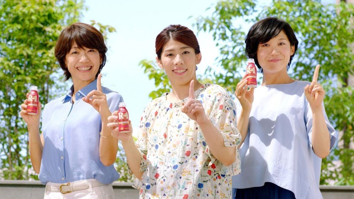 吉田沙保里＆高橋尚子＆高木美帆、女性トップアスリート3人がCMで共演　『明治プロビオヨーグルトR-1』CM「体調第一家族＜ご挨拶篇＞」