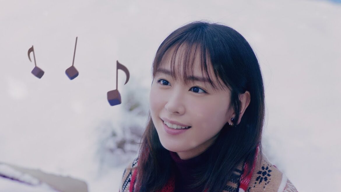 新垣結衣がピアノで弾き語り披露！かわいすぎる歌声にメロメロ　明治『メルティーキッス』新TV-CM「雪原のピアノ」篇