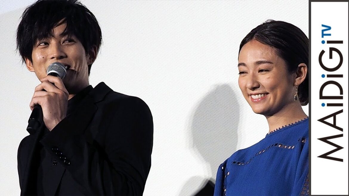 松坂桃李、木村文乃から“ヒーロー”言われ照れ笑い　「何でもやります！」　映画「居眠り磐音」初日舞台あいさつ