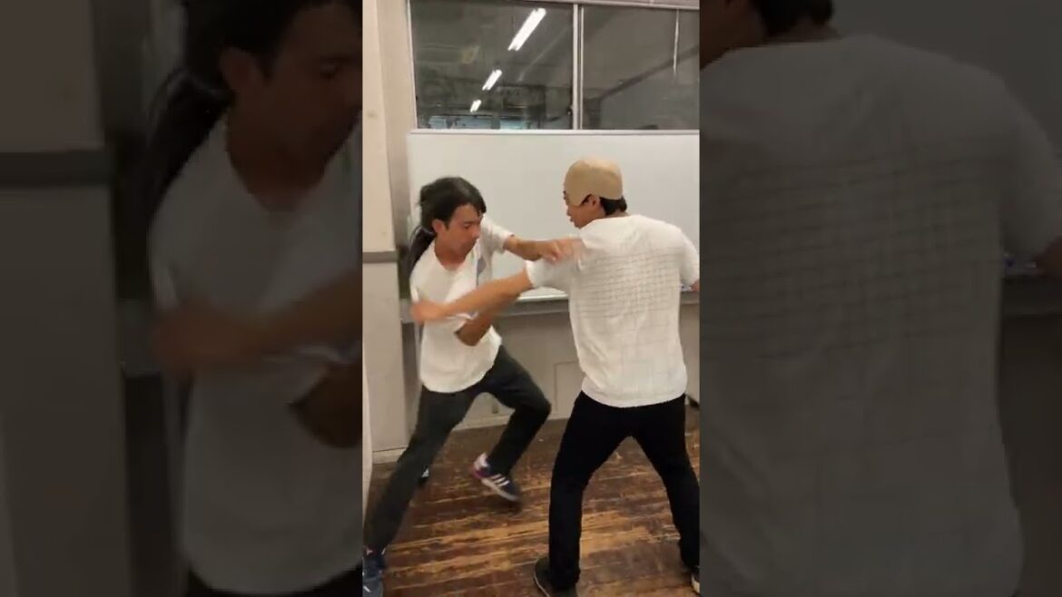 滅多刺しにされるウェイブマスター・坂口拓