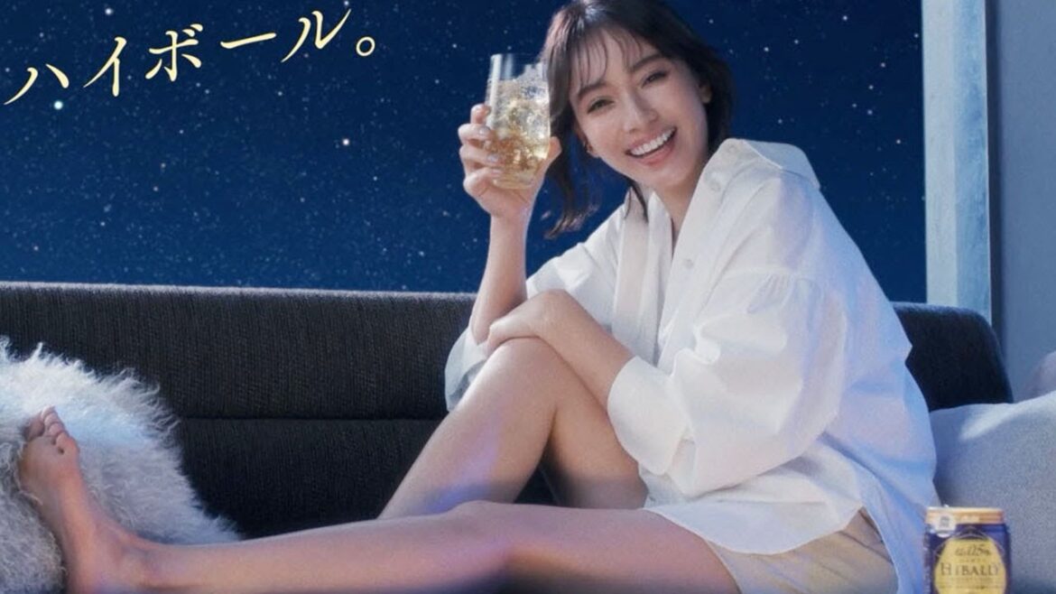 滝沢カレン、ソファに座り美脚見せ　ライトなハイボールににっこり　アサヒビール「ハイボリー」新CM