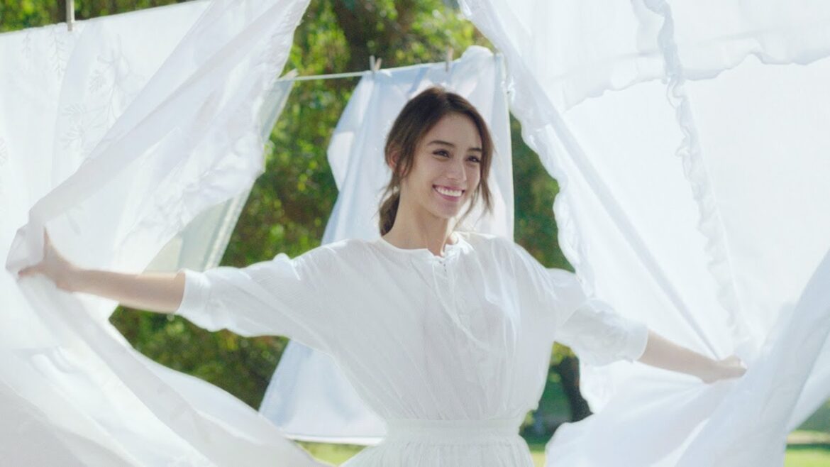 滝沢カレン、真っ白ワンピで清潔感いっぱい！　「ボールド」新CMが公開