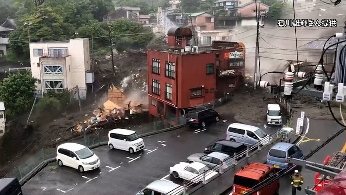 熱海市の住民が撮影した土石流の動画 【landslide】