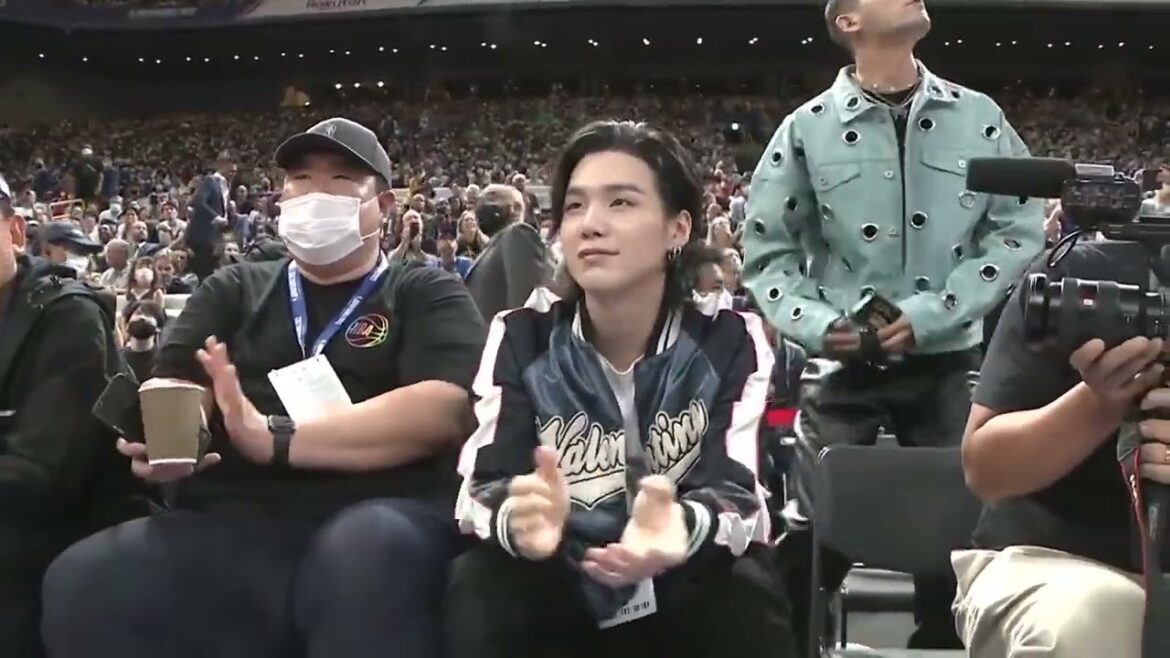 SUGA と大坂なおみがコートサイドに座っている 🌟 セレブリティ ロウは、