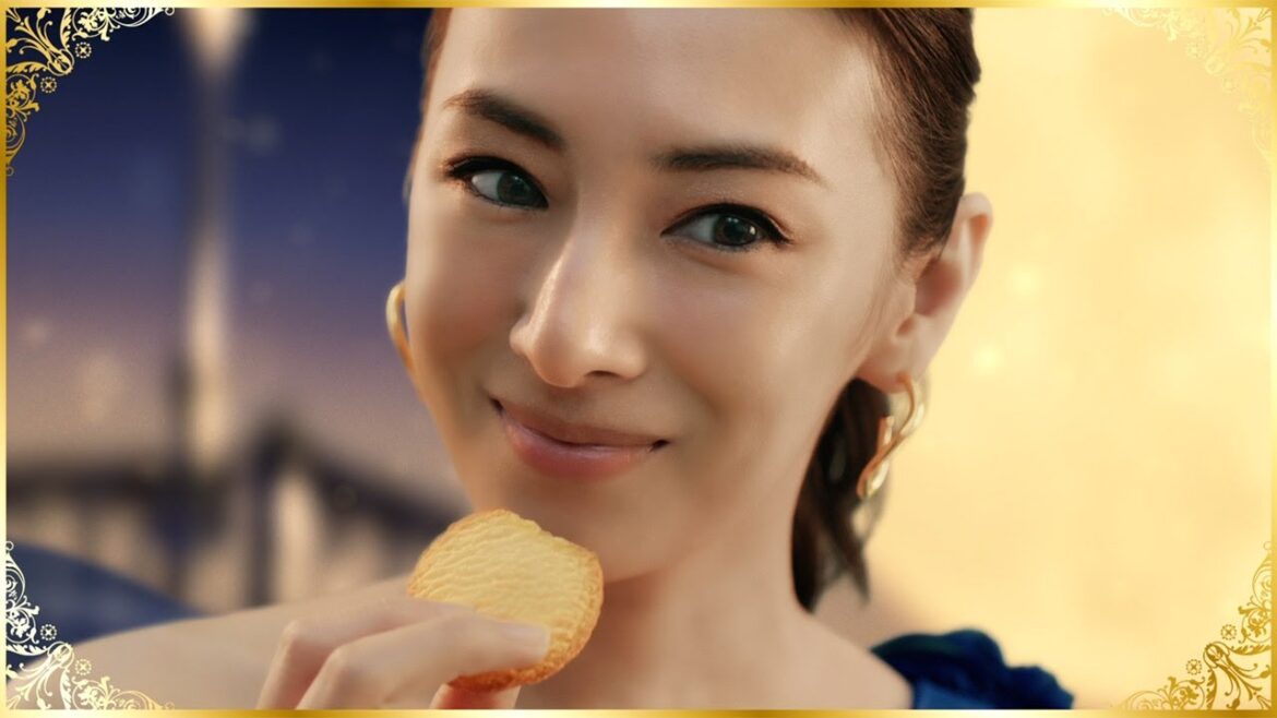 北川景子、“月の女神”降臨!?　豪華ドレスで美脚チラリ　森永ビスケット「ムーンライト」新CM「月の女神」編＆メーキング