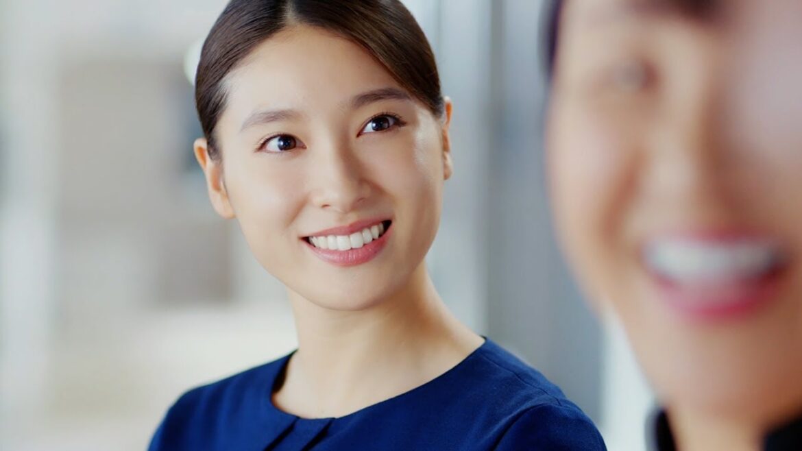 土屋太鳳、新制服で北斗晶＆佐々木健介夫婦をお出迎え／CM共演で刺激？「自分もそういう夫婦になれたら」　タカラスタンダード新CM＆インタビュー