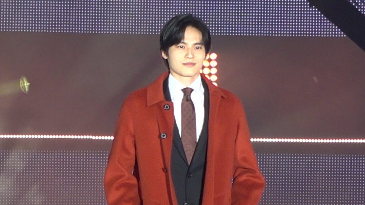 水上恒司、岡田健史から改名後初大型イベント出演　真っ赤なコートで圧巻オーラ放つ！　『Rakuten GirlsAward 2022 AUTUMN／WINTER』