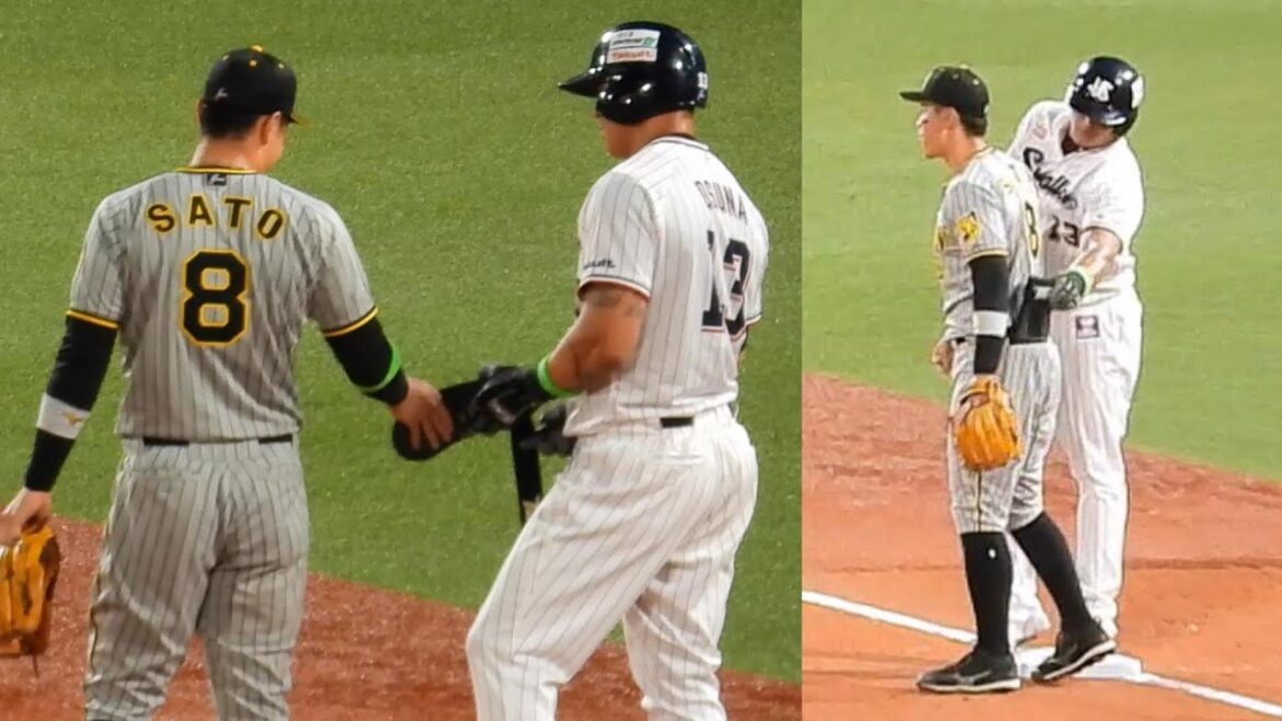 【ちょっと貸してくれ】オスナ、佐藤輝明のポケットから走塁用手袋を盗み自らの手に付けようとする【CSファイナル2022 第1戦】【ヤクルトスワローズ】2022年10月12日 阪神戦