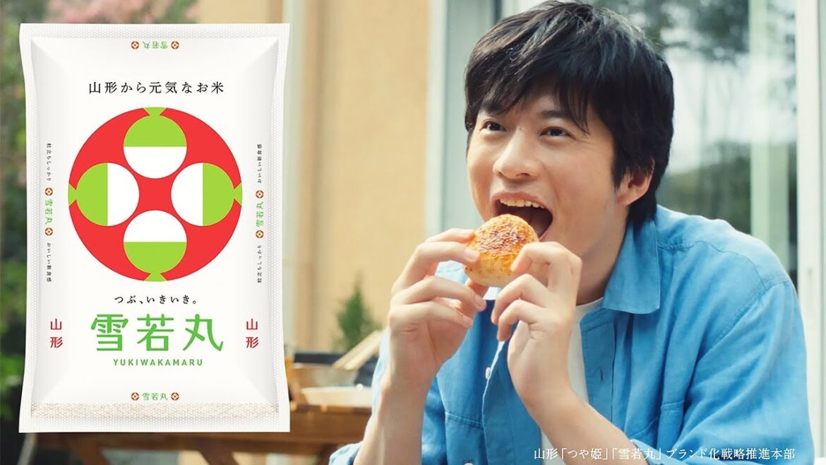 田中圭、焼きおにぎりに夢中！　焼きたてをぱくり　「雪若丸」新CM「雪若丸　親子で焼きおにぎり篇」