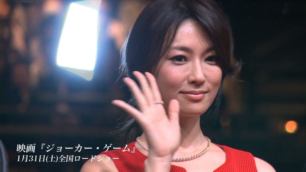 【深田恭子】赤いノースリーブドレス姿で登場