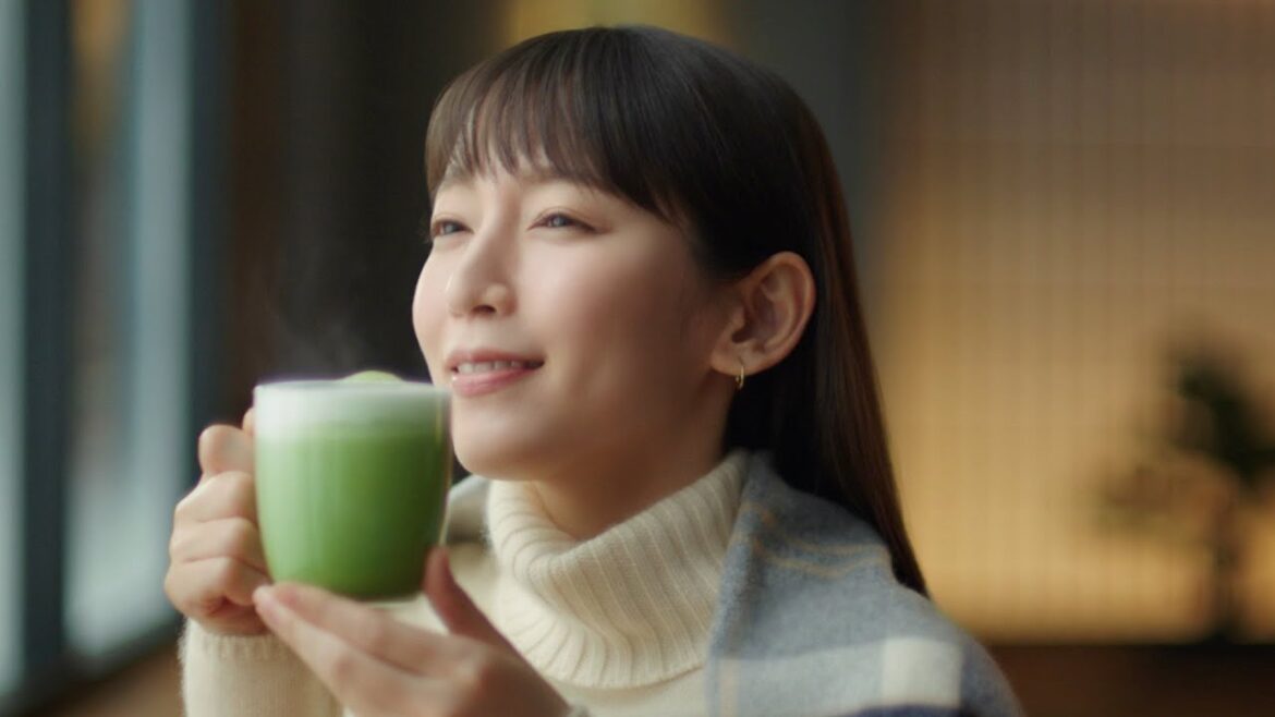 【綾鷹】 綾鷹カフェ 吉岡里帆 TVCM「ホットラテ新登場」篇 15秒 AYATAKA TVCF