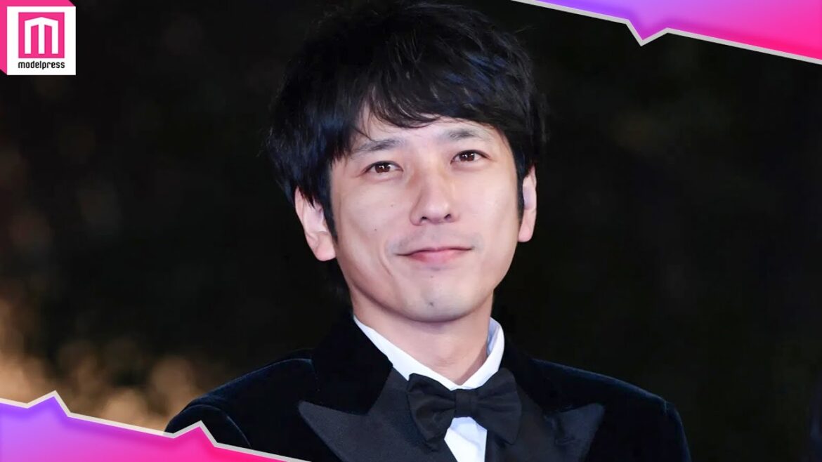 嵐・二宮和也、ブラックタキシード姿でレッドカーペットのトリ飾る【第35回東京国際映画祭レッドカーペット】