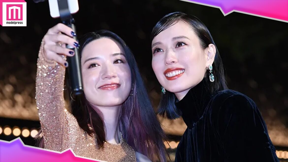 戸田恵梨香＆永野芽郁、レッドカーペットで自撮り！？ボディライン際立つSEXYドレスで魅了【第35回東京国際映画祭レッドカーペット】
