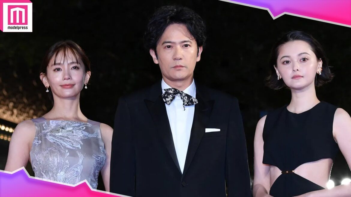 稲垣吾郎、タキシード姿でクールに登場！玉城ティナは美くびれ＆美脚を披露【第35回東京国際映画祭レッドカーペット】