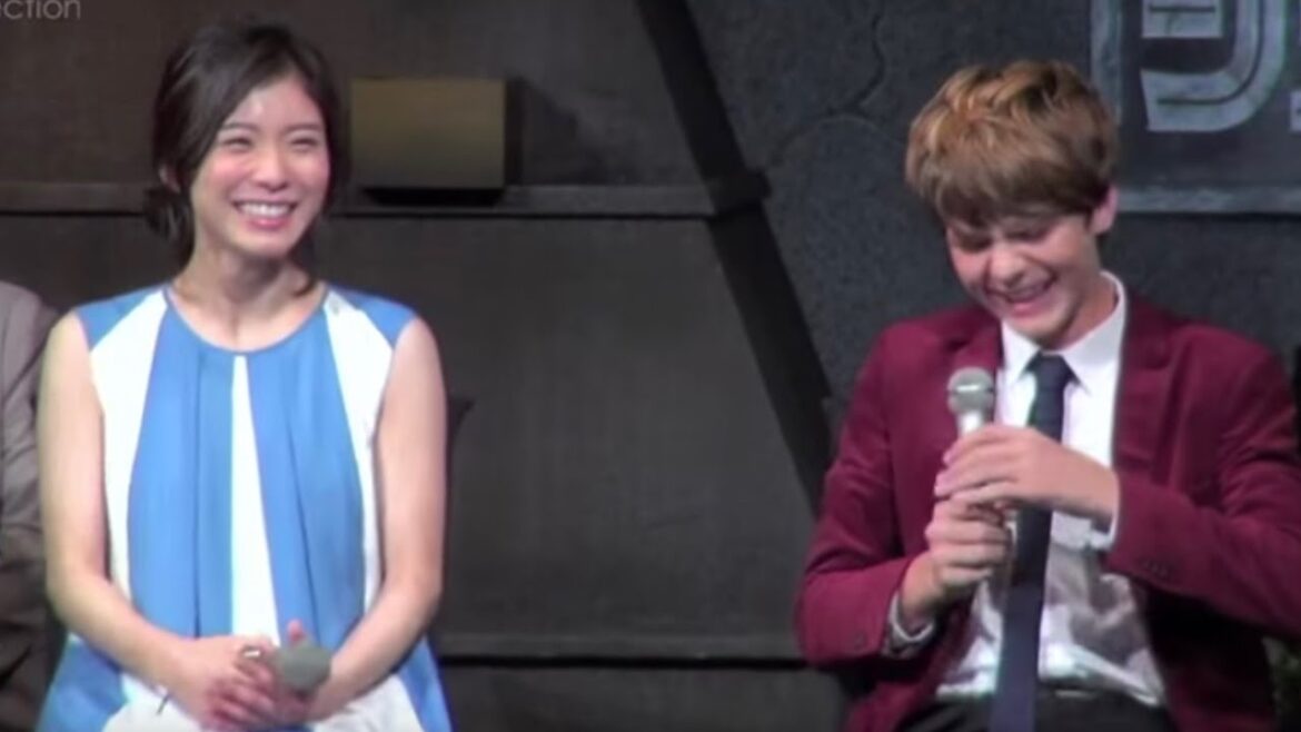 『ジュラシック・ワールド』会見でタイ・シンプキンス、吹替え担当した松岡茉優からの告白に大テレ