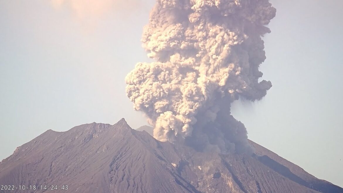 【タイムラプス】2022年10月18日 14:24 桜島 爆発的噴火 2400m / Sakurajima Explosive Eruption