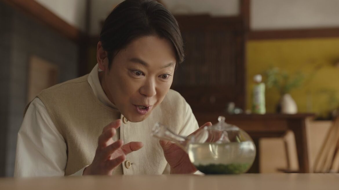 【綾鷹】 綾鷹 阿部サダヲ TVCM「茶葉ひらく、おいしさひらく　阿部サダヲ」篇 15秒 AYATAKA TVCF