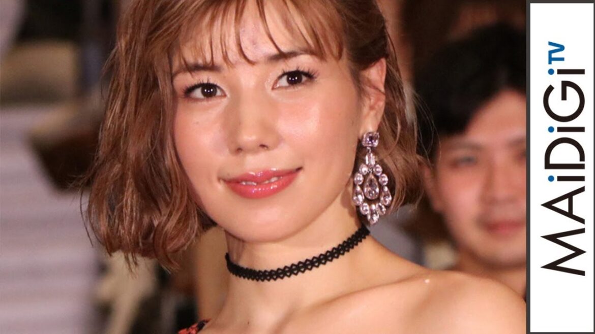 仲里依紗、華やかワンショルドレスで肩見せ＆美脚披露　黒島結菜はポールスミスのノースリーブドレス姿　「連続ドラマW　イアリー 見えない顔」完成披露試写会3