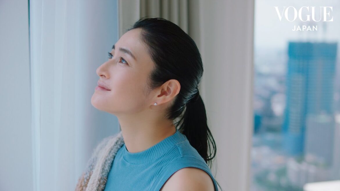 小雪が語る、美の秘密。その美しさを内外から支える、「BI-SU」のホリスティックなビューティーケアとは？  | VOGUE JAPAN & BI-SU
