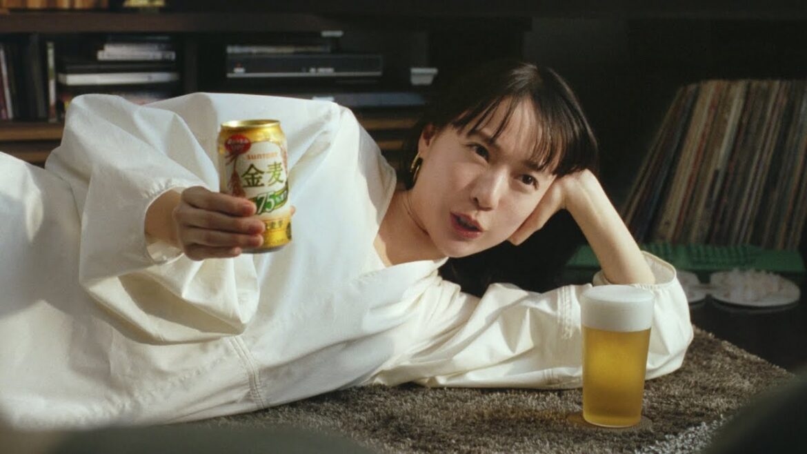 戸田恵梨香、沢村一樹とシンクロ寝ころび「飲みたーーいって思ったでしょ？」　「金麦〈糖質75％オフ〉」新CMが公開