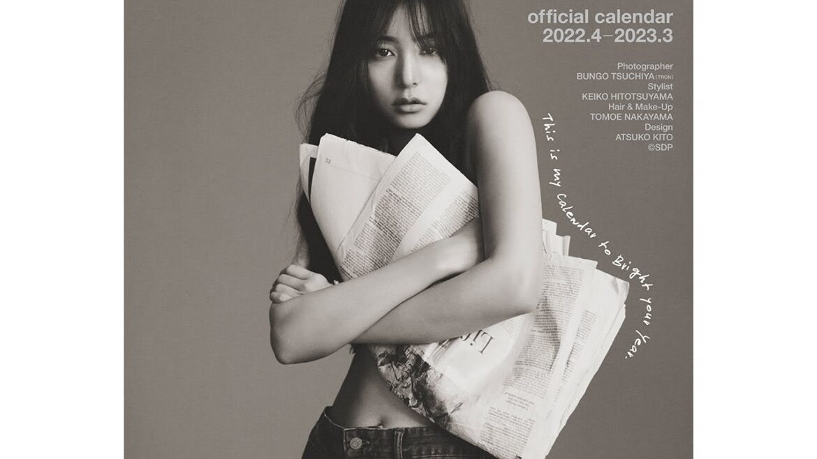 新木優子、抜群のスタイル披露！美脚＆おなかもチラリ　「デニム」テーマのカレンダー発売　「新木優子 オフィシャルカレンダー2022.4-2023.3」メーキング