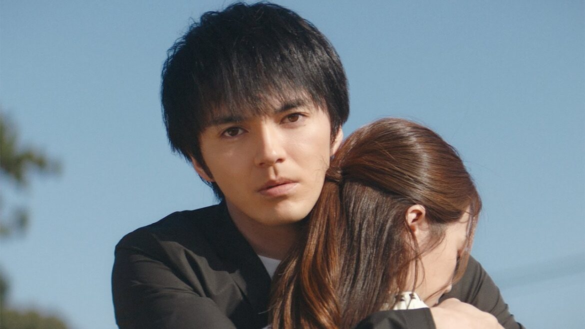 林遣都、恋人に熱いハグ！映画のエンドロール風CMに出演　主題歌はWANDS「愛を叫びたい」　EMシステムズ新CM「エンドロール」編