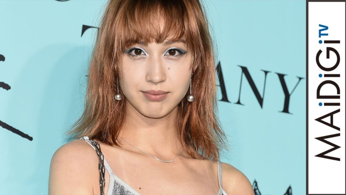 水原希子の妹・水原佑果、超ミニワンピで美脚見せ　ティファニーブルーのシャドーで