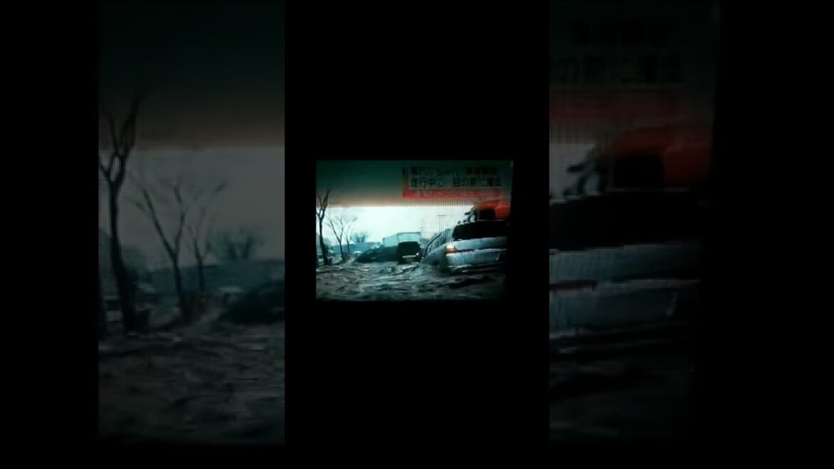 津波に車が飲み込まれる瞬間　東日本大震災地震津波ライブ　JAPAN earthquake TUNAMI LIVE　#shorts　#とおるマック