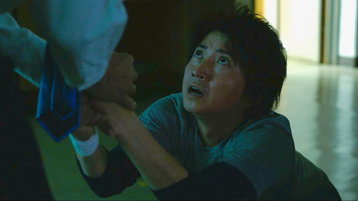 藤原竜也、死体隠しの協力を懇願スライディング土下座／映画『ノイズ』本編映像