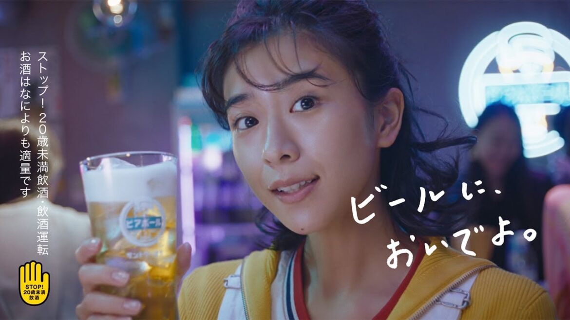 黒島結菜、カメラ目線でキュートな問いかけ「飲みたい？」　渡邊圭祐＆柄本時生と仲良し3人組に　サントリー「ビアボール」新CM＆メーキング